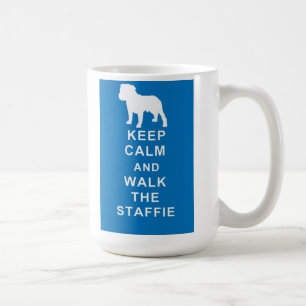 Café Staffie mantem o aniversário calmo da caneca de