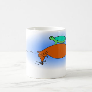 Café Tartaruga de água doce que flutua em uma caneca da