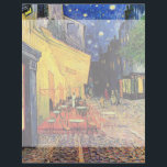 Café Terrace à noite por Vincent van Gogh<br><div class="desc">Café Terrace, no Place du Forum, de Vincent van Gogh, é uma pintura de paisagens arquitetônicas de apos impressionismo de arte. Uma vista exterior de um restaurante com mesas, cadeiras, garçons e jantar em pessoas. Uma bela noite com estrelas no céu em Arles, França. Sobre o artista: Vincent Willem van...</div>