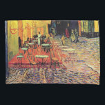 Café Terrace à noite por Vincent van Gogh<br><div class="desc">Café Terrace, no Place du Forum, de Vincent van Gogh, é uma pintura de paisagens arquitetônicas de apos impressionismo de arte. Uma vista exterior de um restaurante com mesas, cadeiras, garçons e jantar em pessoas. Uma bela noite com estrelas no céu em Arles, França. Sobre o artista: Vincent Willem van...</div>