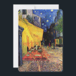 Café Terrace à noite por Vincent van Gogh<br><div class="desc">Café Terrace, no Place du Forum, de Vincent van Gogh, é uma pintura de paisagens arquitetônicas de apos impressionismo de arte. Uma vista exterior de um restaurante com mesas, cadeiras, garçons e jantar em pessoas. Uma bela noite com estrelas no céu em Arles, França. Sobre o artista: Vincent Willem van...</div>