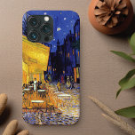 Cafe Terrace na Noite Vincent van Gogh<br><div class="desc">Um iPhone 13 Pro com Cafe Terrace na Night (1888),  a pintura impressionista poste de arte de Vincent van Gogh (1853-1890). Imaginando uma encantadora cena noturna em um café francês sob um céu estrelado.</div>