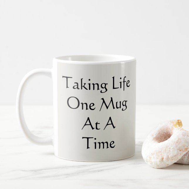 Café Tirando A Vida Uma Caneca De Cada Vez (Com Donut)
