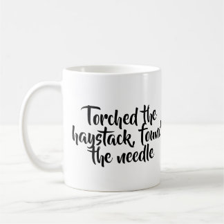 Café Torched o monte de feno, encontrou a caneca da