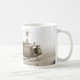 Café UH-1 Huey sobre a caneca das almofadas de arroz de
