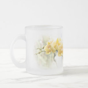Café Vidro Jateado Orquídea de traça amarela na luz do sol - caneca
