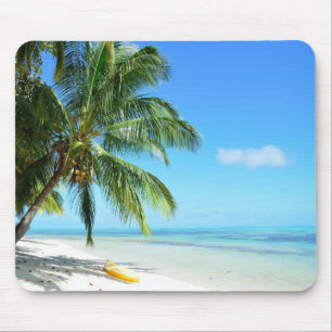 Caiaque amarelo em um mousepad branco da praia da
