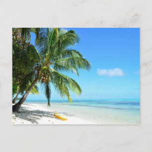 Caiaque amarelo num cartão postal de areia branca