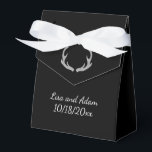 Caixa com Presente Preto - Conjunto de Camuflagem<br><div class="desc">Caixa preta de casamento com galhos. Personalize com seu nome e data do casamento.</div>