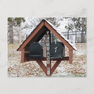 Caixa de correio dupla sob o cartão postal do telh