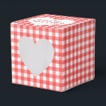 Caixa de Favor com Gingham Vermelho e Branco com C<br><div class="desc">Coração branco com nomes de recém-casados em fundo de gingham vermelho e branco.</div>