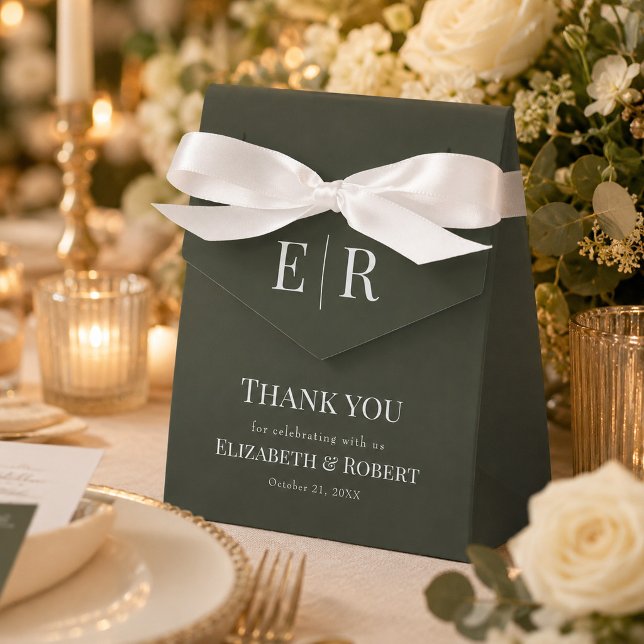 Caixa de Favor de Casamento com Monograma Oliva Es (Dark Olive Monogram Wedding Favor Box on an elegant wedding dinner table)