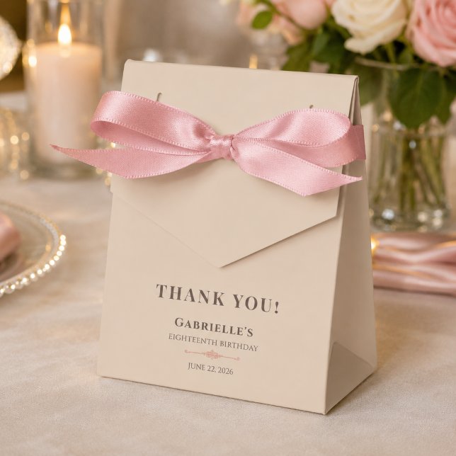 Caixa de Favor de Debut em Bege Champanhe (Soft champagne and blush pink favor box designed to thank guests in style.)