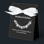 Caixa de Favor de Festa<br><div class="desc">Esta caixa de favor de festa é mostrada em uma cor preta e branca elegante com um acento de brilho de diamante no centro da frente. Personalize este item e mude o texto de exemplo para o seu com este modelo. Dica: Basta adicionar seus ótimos presentes e adicionar alguma fita...</div>