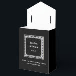 Caixa de Favor de Festa<br><div class="desc">Esta caixa de favor de festa é mostrada em uma cor preta e branca elegante com um acento de brilho de diamante no centro da frente. Personalize este item e mude o texto de exemplo para o seu com este modelo. Dica: Basta adicionar seus ótimos petiscos e adicionar uma fita...</div>