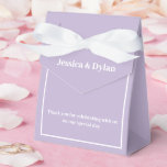 Caixa de Favor de Festa<br><div class="desc">Esta caixa de favor de festa é exibida em uma cor lavanda e branca elegante.
Personalize este item e altere o texto de exemplo para o seu texto.
Dica: Apenas adicione seus excelentes presentes e uma fita festiva.</div>