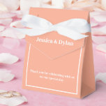 Caixa de Favor de Festa<br><div class="desc">Esta caixa de favor de festa é mostrada em uma cor pêssego e branco elegante.
Personalize este item e altere o texto de exemplo para o seu.
Dica: Basta adicionar seus ótimos presentes e adicionar uma fita festiva.</div>