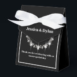 Caixa de Favor de Tratamento de Festa<br><div class="desc">Esta caixa de favor de festa é mostrada em uma cor elegante preto e branco com um acento de brilho de diamante no centro da frente. Personalize este item e mude o texto de exemplo para o seu com este modelo. Dica: Basta adicionar seus ótimos tratamentos e adicionar alguma fita...</div>