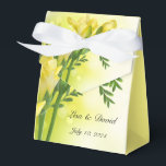 Caixa de Favor do Partido Floral Impressão<br><div class="desc">A caixa de favoritos da festa é mostrada em uma adorável impressão de fotos de freesias amarelas com nomes de exemplo. Mostrado em Amarelo Personalize este item e altere os nomes e a data para o seu. Impressão de ações</div>