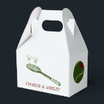 Caixa de Favor em Papel, Gable 4x2.5x5<br><div class="desc">Adicione um toque de sofisticação ao seu evento com nossa elegante Caixa de Favor em Papel de Tênis e Martini. Perfeita para entusiastas de tênis e amantes de martini, essa caixa de favor lindamente desenhada apresenta ilustrações encantadoras de raquetes de tênis e taças de martini, capturando a diversão e a...</div>
