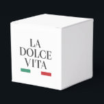 Caixa de Favor La Dolce Vita<br><div class="desc">Capture o encanto das celebrações italianas com a caixa de favoritos "La Dolce Vita". Apresentando a tipografia eterno negra e os sotaques clássicos verde e vermelho da Itália, esta caixa adiciona sofisticação a casamentos, festas e ocasiões especiais. Ideal para favores, guardas, ou pequenos presentes, é uma maneira na moda de...</div>