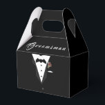 Caixa de Favor Personalizável para Padrinho de Noi<br><div class="desc">O design da Caixa de Favor Personalizável para Padrinho de Noivo apresenta a aparência de um smoking como design principal. A palavra "Padrinho" pode ser alterada para ler Melhor Homem, Usher ou outro. Encomende junto com o design "Noiva" coordenador, substitua a redação pelos nomes do casal e você terá os...</div>