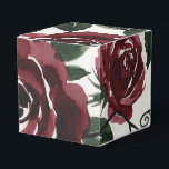 Caixa de Favor Quadrada de Rosas Vermelhas Escuras<br><div class="desc">Apresente os brindes da sua festa ou pequenos presentes nesta sofisticada caixa quadrada com um rico design de rosa em aquarela vermelha escura, pintada à mão e aprimorada digitalmente. O impressionante padrão botânico com folhas verde-escuras envolve a caixa, criando um visual sofisticado que adiciona um toque de elegância romântica ao...</div>