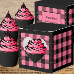 Caixa de Favor - Xadrez de Búfalo - Rosa e Preto -<br><div class="desc">Caixa de favor rosa e preto com xadrez de búfalo em forma de coração. O texto no verso da caixa é personalizável. Se você usar o botão/ferramenta 'editar design', também poderá adicionar suas próprias imagens/fotos. Outras opções de cores disponíveis. Veja a Coleção de todas as caixas e cores de xadrez...</div>