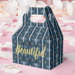Caixa de Favorito Bonito - PERSONALIZE-a<br><div class="desc">Caixas de Favor Bonitas podem ser PERSONALIZADAS com seu(s) nome(s), evento e data ou deixar como está. Fique atento a outros suprimentos para festas na Coleção de Temas de Festa 'Bonitos'. Listras azuis bonitas sempre chamam a atenção e você certamente encontrará algo nesta bela coleção que chama sua atenção. Escolha...</div>