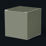 Caixa de Favoritos de Moss Minimalista Personaliza<br><div class="desc">Subestimada e eterno, esta caixa de favores verde-musgo minimalista traz elegância e polimento a qualquer evento. Seu acabamento acastanhado nas laterais contrasta maravilhosamente com uma tampa verde-musgo esfolada, acrescentando um sotaque textural sutil que eleva toda a apresentação. Quer você esteja planejando um casamento, organizando uma vala corporativa, preparando-se para um...</div>