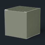 Caixa de Favoritos de Moss Minimalista Personaliza<br><div class="desc">Subestimada e eterno, esta caixa de favores verde-musgo minimalista traz elegância e polimento a qualquer evento. Seu acabamento acastanhado nas laterais contrasta maravilhosamente com uma tampa verde-musgo esfolada, acrescentando um sotaque textural sutil que eleva toda a apresentação. Quer você esteja planejando um casamento, organizando uma vala corporativa, preparando-se para um...</div>