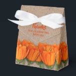 Caixa de Favoritos de Orange Tent Style<br><div class="desc">Um monte de tulipas laranja rodeia uma caixa de favores de papel de tinta padronizada. Personalize o flap frontal e o verso com seu texto ou exclua-o. Clique no botão PERSONALIZAR para ALTERAR as fontes e as cores da fonte. COORDENANDO itens disponíveis em nossa loja. Convites de casamento, Cartões RSVP,...</div>