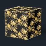 Caixa de Favoritos do Partido Dourado às Estrelas<br><div class="desc">Caixa de favores do partido mostrada em impressão de estrelas de ouro festivas. Preto Colorido Personalize este item ou comprar como está. Imagem do stock</div>