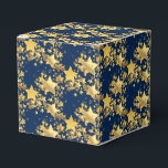 Caixa de Favoritos do Partido Dourado às Estrelas<br><div class="desc">Caixa de favores do partido mostrada em impressão de estrelas de ouro festivas. Azul de Marinho de cor Personalize este item ou comprar como está. Imagem do stock</div>