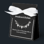 Caixa de Favoritos do Tratado de Parte<br><div class="desc">Esta caixa de favoritos é mostrada em uma elegante cor preta e branca com um sotaque de brilho de diamante no centro da frente. Personalize este item e altere o texto do exemplo para o seu com este modelo. Dica: Apenas adicione as guloseimas de excelente e adicione uma fita festiva....</div>