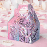 Caixa de Favoritos Ode to Love Desenhada por Adiel<br><div class="desc">Ode to Love Favor Box - é um símbolo lindo de amor enquanto fazer uma bela declaração de moda. A design tem origem no cobrir da edição inaugural da revista literária The Quilled Ink Review, intitulada Ode to Love, que é repleta de poesia e contos em todas as formas de...</div>