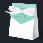 Caixa de Guloseimas com Drip Brilhante para Festa<br><div class="desc">A caixa de lembrancinhas para festa é mostrada com uma impressão de gotejamento de brilho falso em cor aqua na aba frontal.
Perfeita para dar guloseimas de presente. Personalize este item ou compre como está.
Dica: Basta adicionar suas ótimas guloseimas e adicionar um laço fofo.




Impressão Licenciada</div>