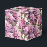 Caixa de Guloseimas de Impressão Lilases<br><div class="desc">A caixa de lembrancinhas para festa é mostrada com uma impressão floral de lilases. 
Personalize este item ou compre como está.
Dica: Basta adicionar suas ótimas guloseimas e adicionar uma fita festiva.



Imagem Licenciada</div>