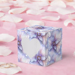 Caixa de Guloseimas para Festa<br><div class="desc">Caixa de lembrancinha de festa é mostrada em uma linda estampa floral roxa-lavanda elegante e com joias. Personalize este item e adicione a ele ou compre como mostrado. Dica: Adicione um adesivo com nomes e adicione alguma fita bonita. Imagem Licenciada Dica: Basta adicionar suas ótimas guloseimas e adicionar alguma fita...</div>