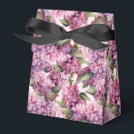 Caixa de guloseimas para festa com estampa de lila<br><div class="desc">A caixa de lembrancinhas para festa é mostrada com uma estampa floral de lilases.
Personalize este item ou compre como está.
Dica: Basta adicionar suas guloseimas e uma fita festiva.



Imagem Licenciada</div>