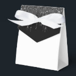 Caixa de guloseimas para festa Glitter Drip<br><div class="desc">Caixa de lembrancinha é mostrada com uma impressão preta e branca de brilho falso na aba frontal.</div>