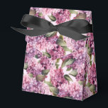 Caixa de Lembrancinhas com Estampa de Lilases<br><div class="desc">Caixa de lembrancinhas é mostrada com uma estampa de lilases. 
Personalize este item ou compre como está.
Dica: Adicione seus presentes e uma fita comemorativa.



Imagem Licenciada</div>