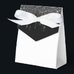 Caixa de Presente da Festa com Brilho Gotejante<br><div class="desc">A caixa de lembrancinha da festa é mostrada com uma impressão de brilho gotejante preto e branco na aba frontal. 
Perfeita para dar presentes. Personalize este item ou compre como está.
Dica: Basta adicionar seus ótimos presentes e adicionar um laço fofo.




Impressão Licenciada</div>