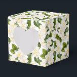 Caixa de Presente de Flor de Gardenia<br><div class="desc">Caixa de presente de festa é mostrada com uma linda estampa floral de gardenia branca. 
Personalize este item ou compre como está.
Dica: Basta adicionar seus ótimos presentes e adicionar um laço festivo.



Imagem Licenciada</div>