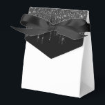 Caixa de Presente de Glitter Drip para Festa<br><div class="desc">A caixa de favor de festa é mostrada com uma impressão de glitter drip falso preto e branco na aba frontal. 
Perfeita para dar presentes de guloseimas. Personalize este item ou compre como está.
Dica: Basta adicionar suas ótimas guloseimas e adicionar um laço fofo.




Impressão Licenciada</div>