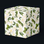Caixa de Presente Floral de Gardenia<br><div class="desc">A caixa de presente para festa é mostrada com uma linda estampa floral de gardenia branca. 
Personalize este item ou compre como está.
Dica: Basta adicionar seus ótimos presentes e adicionar uma fita festiva.



Imagem Licenciada</div>