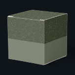 Caixa de Presente Verde com Bolinhas – Personalizá<br><div class="desc">Moderno e elegantemente sofisticado, esta caixa de lembrancinhas apresenta um design verde-musgo em dois tons com uma parte superior salpicada e uma base lisa, criando uma textura visual rica que complementa desde casamentos rústicos até eventos corporativos elegantes. A seção superior brilha sutilmente com um efeito de ruído suave, enquanto a...</div>