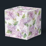 Caixa de Presentes com Estampa de Lilases para Fes<br><div class="desc">A caixa de lembrancinhas para festa é mostrada com uma estampa floral de lilases. 
Personalize este item ou compre como está.
Dica: Basta adicionar seus ótimos presentes e adicionar uma fita festiva.



Imagem Licenciada</div>