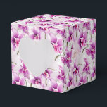 Caixa de Presentes da Festa das Orquídeas<br><div class="desc">A caixa de lembrancinhas é mostrada com uma linda estampa floral de orquídeas roxas.
Personalize este item ou compre como está.
Dica: Basta adicionar seus ótimos presentes e adicionar uma fita festiva.



Imagem Licenciada</div>