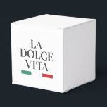 Caixa de Presentes La Dolce Vita<br><div class="desc">Capture o charme das celebrações italianas com a caixa de presentes "La Dolce Vita". Com uma tipografia preta atemporal e os clássicos acentos verdes e vermelhos da Itália, esta caixa adiciona sofisticação a casamentos, festas e ocasiões especiais. Ideal para presentes, lembranças ou pequenos presentes, é uma maneira elegante de compartilhar...</div>